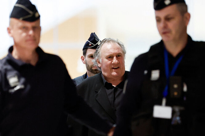 Depardieu zwischen Polizisten