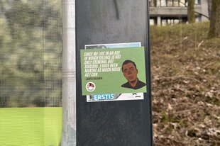 Verschiedene Aufkleber übereinander geklebt